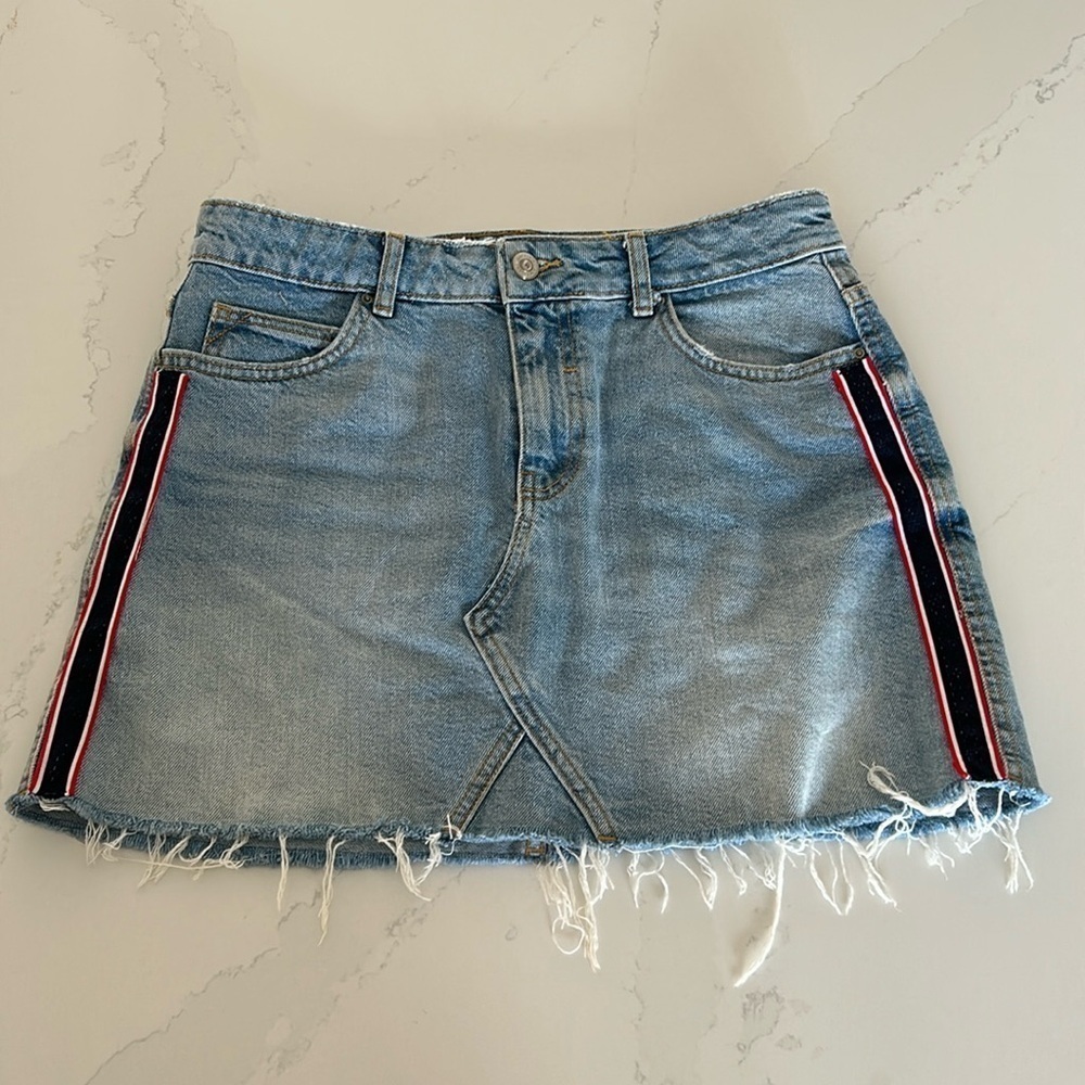 Zara Basic Denim Mini Jeans Skirt Side Stripes Raw Hem Light Wash Size Medium